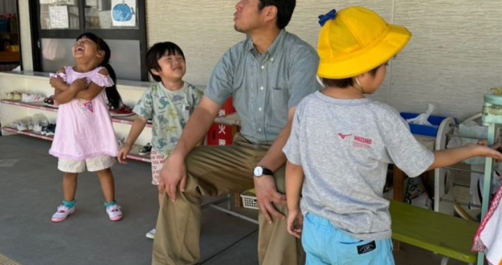 工事を見守る園児と園長 instagram